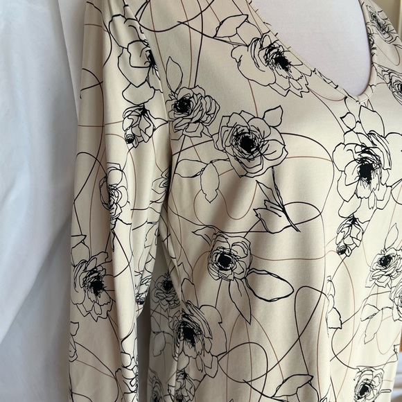 Apostrophe Stretch Floral Quarter Sleeve large top - Picture 2 of 7